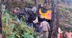 पौड़ी सत्याखाल रोड पर बड़ा हादसा, खाई में गिरी बस, 5 लोगों की मौत की सूचना, कई घायल
