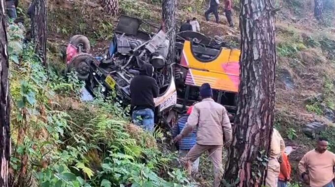 पौड़ी सत्याखाल रोड पर बड़ा हादसा, खाई में गिरी बस, 5 लोगों की मौत की सूचना, कई घायल