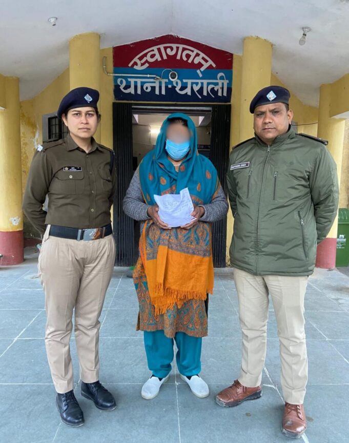 महिला तस्कर के इरादों को किया नाकाम, 810 ग्राम अवैध चरस के साथ गिरफ्तार कर पहुँचाया सलाखों के पीछे