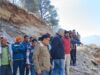 08-किलोमीटर पैदल चलकर जिले के दूरस्थ डुमक-कलगोठ गांव पहुंचे डीएम संदीप तिवारी