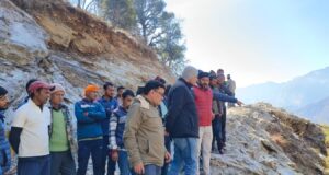 08-किलोमीटर पैदल चलकर जिले के दूरस्थ डुमक-कलगोठ गांव पहुंचे डीएम संदीप तिवारी