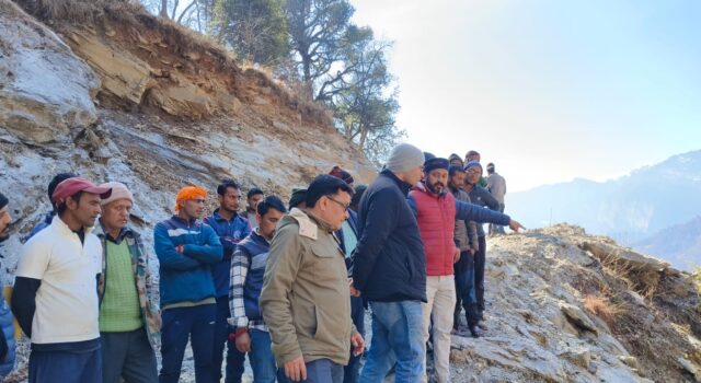 08-किलोमीटर पैदल चलकर जिले के दूरस्थ डुमक-कलगोठ गांव पहुंचे डीएम संदीप तिवारी