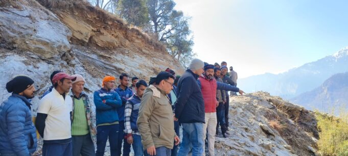 08-किलोमीटर पैदल चलकर जिले के दूरस्थ डुमक-कलगोठ गांव पहुंचे डीएम संदीप तिवारी