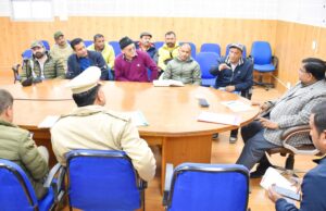 चारधाम यात्रा को लेकर जिला प्रशासन ने स्टेक होल्डर्स के साथ की बैठक