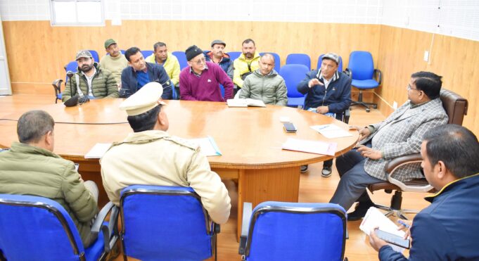चारधाम यात्रा को लेकर जिला प्रशासन ने स्टेक होल्डर्स के साथ की बैठक