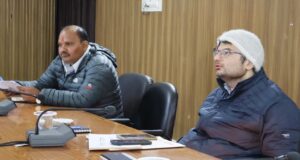 विद्यालय भूमि का पंजीकरण और जीर्ण शीर्ण विद्यालय भवन ध्वस्त न किए जाने पर डीएम नाराज।