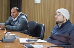 विद्यालय भूमि का पंजीकरण और जीर्ण शीर्ण विद्यालय भवन ध्वस्त न किए जाने पर डीएम नाराज।