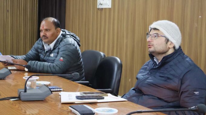 विद्यालय भूमि का पंजीकरण और जीर्ण शीर्ण विद्यालय भवन ध्वस्त न किए जाने पर डीएम नाराज।