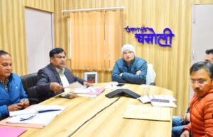 जिलाधिकारी ने की सीएम हेल्पलाइन पर दर्ज शिकायतों की समीक्षा,शिकायतों के समाधान करने के दिए निर्देश