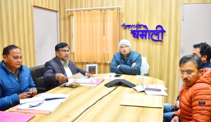 जिलाधिकारी ने की सीएम हेल्पलाइन पर दर्ज शिकायतों की समीक्षा,शिकायतों के समाधान करने के दिए निर्देश