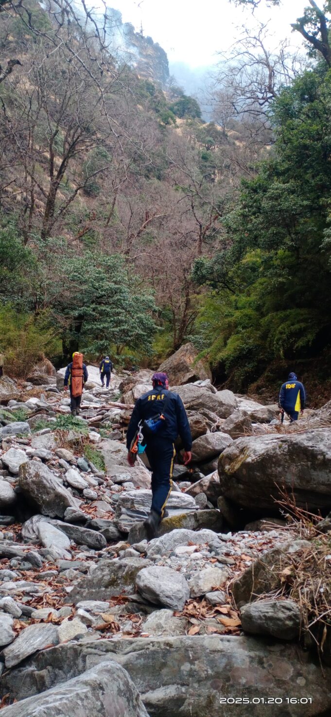 चोपता- देवरियाताल ट्रेक पर जंगल मे आग लगने से फंसे 03 ट्रैकर