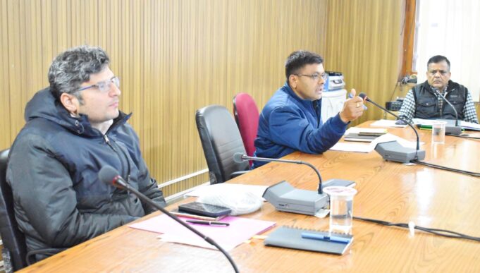 जिलाधिकारी की अध्यक्षता में हुई जिला पंचायत की समीक्षा बैठक