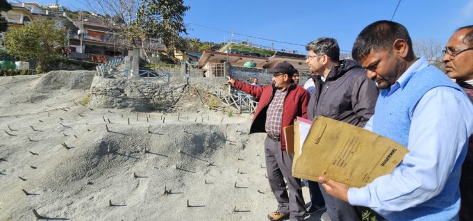 जिलाधिकारी ने हल्दापानी भूस्खलन क्षेत्र के सुधारीकरण कार्य का किया स्थलीय निरीक्षण