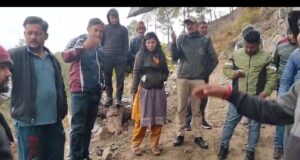 खराब सड़क को लेकर ग्रामीण पहुचे जिअधिकारी कार्यालय, डीएम ने लगाई अधिकारियों को फटकार, आननफानन में मौके पर पहुचे अधिकारी