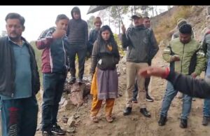 खराब सड़क को लेकर ग्रामीण पहुचे जिअधिकारी कार्यालय, डीएम ने लगाई अधिकारियों को फटकार, आननफानन में मौके पर पहुचे अधिकारी