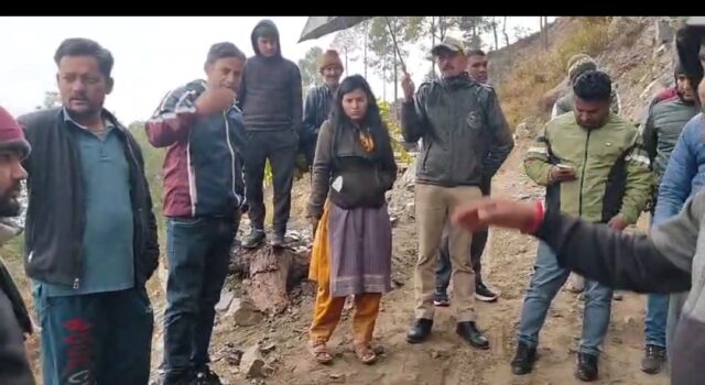 खराब सड़क को लेकर ग्रामीण पहुचे जिअधिकारी कार्यालय, डीएम ने लगाई अधिकारियों को फटकार, आननफानन में मौके पर पहुचे अधिकारी