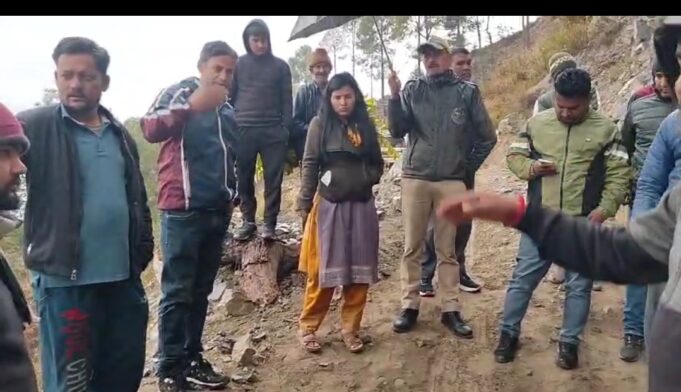 खराब सड़क को लेकर ग्रामीण पहुचे जिअधिकारी कार्यालय, डीएम ने लगाई अधिकारियों को फटकार, आननफानन में मौके पर पहुचे अधिकारी