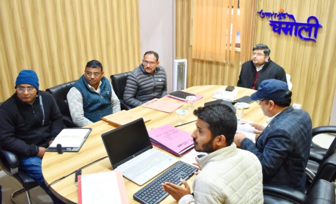 जिलाधिकारी संदीप तिवारी ने क्लेक्ट्रेट वीसी कक्ष में उरेड़ा विभाग के अन्तर्गत कुसुम योजना व पीएम सूर्यघर योजना की समीक्षा