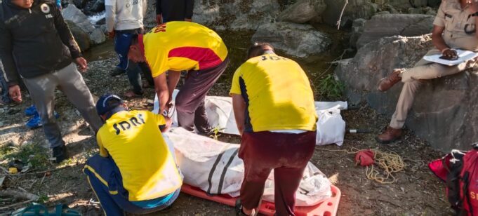 जाखदार के पास एक वाहन हुआ दुर्घटनाग्रस्त एसडीआरएफ ने किए 03 शव बरामद