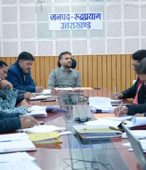 सड़क दुर्घटनाओं की रोजाना करें समीक्षा, तत्काल जांच कर घायलों को दी जाए आर्थिक सहायता: जिलाधिकारी