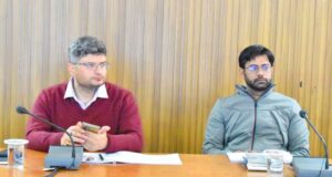 ग्रीष्मकालीन राजधानी परिक्षेत्र में अवस्थापना विकास एवं आवश्यक सुविधाएं विकसित किए जाने को लेकर जिलाधिकारी संदीप तिवारी ने कलेक्ट्रेट सभागार में समीक्षा ली बैठक