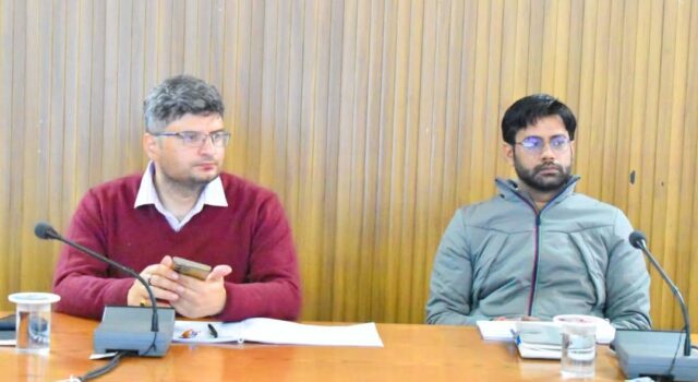 ग्रीष्मकालीन राजधानी परिक्षेत्र में अवस्थापना विकास एवं आवश्यक सुविधाएं विकसित किए जाने को लेकर जिलाधिकारी संदीप तिवारी ने कलेक्ट्रेट सभागार में समीक्षा ली बैठक