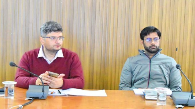 ग्रीष्मकालीन राजधानी परिक्षेत्र में अवस्थापना विकास एवं आवश्यक सुविधाएं विकसित किए जाने को लेकर जिलाधिकारी संदीप तिवारी ने कलेक्ट्रेट सभागार में समीक्षा ली बैठक