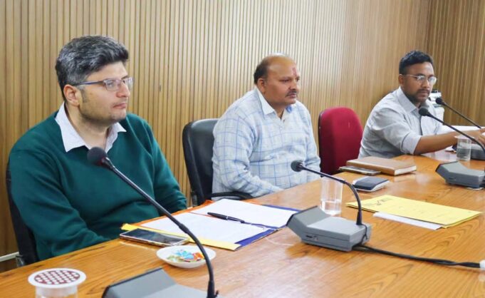 जिला अधिकारी ने लिए सड़क सुरक्षा को लेकर बैठक