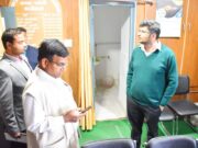 जिला आबकारी अधिकारी मिले कार्यालय से नदारद, जिलाधिकारी ने की सर्विस ब्रेक