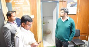 जिला आबकारी अधिकारी मिले कार्यालय से नदारद, जिलाधिकारी ने की सर्विस ब्रेक