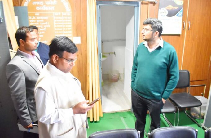 जिला आबकारी अधिकारी मिले कार्यालय से नदारद, जिलाधिकारी ने की सर्विस ब्रेक