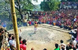 आस्था और विश्वास !– दहकते अंगारो के बीच जाख देवता का हैरतंगैज नृत्य