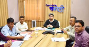 जिला अधिकारी ने केंद्र व राज्य पोषित योजनाओं की समीक्षा बैठक ली