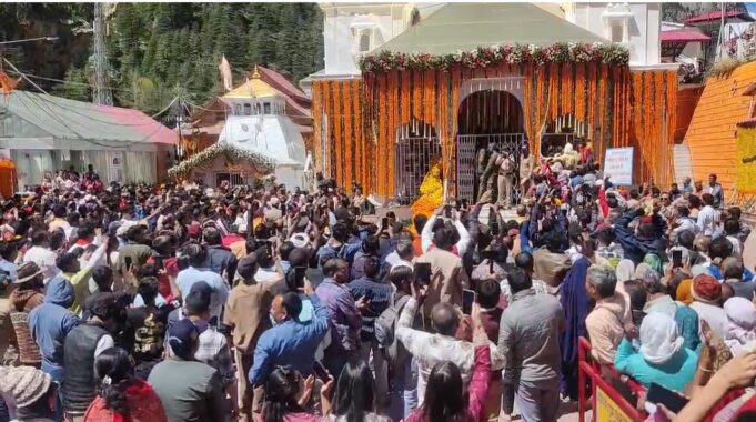 आम श्रद्धालुओ के लिए खुले माँ गंगा के कपाट