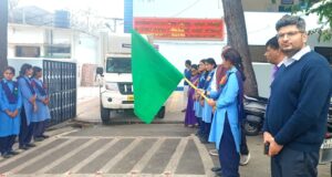 डीएम चमोली ने लैब ऑन व्हील मोबाइल साइंस लेब परियोजना को हरी झंडी देकर किया रवाना