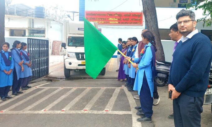 डीएम चमोली ने लैब ऑन व्हील मोबाइल साइंस लेब परियोजना को हरी झंडी देकर किया रवाना