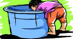 घर में खेल रही डेढ़ साल की बच्ची की पानी की बाल्टी में डूब कर हुई दर्दनाक मौत