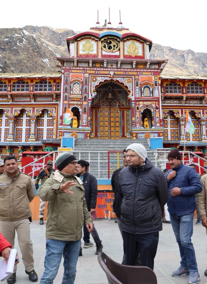 जिला प्रशासन की टीम ने किया बदरीनाथ धाम और यात्रा मार्ग का निरीक्षण