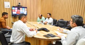 मानसून सीजन की तैयारियों को लेकर जिलाधिकारी संदीप तिवारी ने ली बैठक