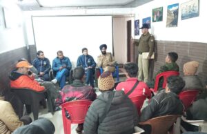 हेमकुंड साहिब यात्रा से पूर्व घांघरिया में महत्वपूर्ण बैठक: सुरक्षा और यात्री सुविधाओं पर जोर