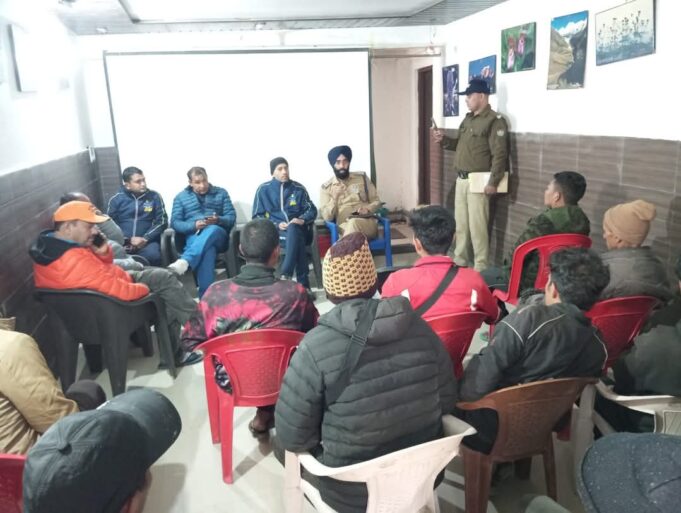 हेमकुंड साहिब यात्रा से पूर्व घांघरिया में महत्वपूर्ण बैठक: सुरक्षा और यात्री सुविधाओं पर जोर