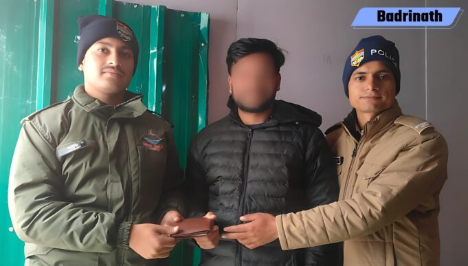ईमानदारी और पुलिस की तत्परता: खोया पर्स लौटा, चमोली पुलिस की हुई सराहना