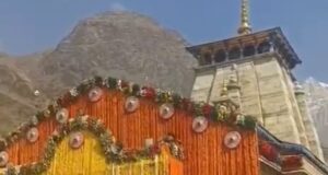 केदारनाथ धाम में नाच गाना करके पवित्रता भंग करने वालों पर हुआ अभियोग पंजीकृत कपाट खुलने के पूर्व की है वीडियो