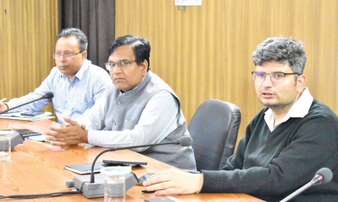 जिला अधिकारी ने ली आपदा प्रबंधन की बैठक, दिए आवश्यक निर्देश