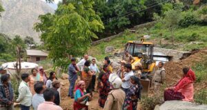 गोपेश्वर में गरजा बुलडोजर, अतिक्रम हटाने पहुँचा प्रशासन, लोगो ने किया विरोध