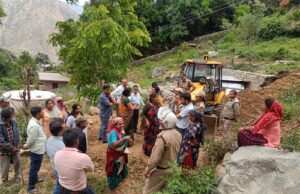 गोपेश्वर में गरजा बुलडोजर, अतिक्रम हटाने पहुँचा प्रशासन, लोगो ने किया विरोध
