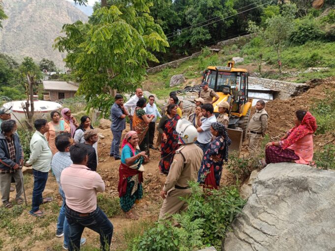 गोपेश्वर में गरजा बुलडोजर, अतिक्रम हटाने पहुँचा प्रशासन, लोगो ने किया विरोध