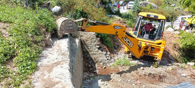 उप जिलाधिकारी चमोली के निर्देशों के क्रम में वन पंचायत की 5.0 नाली भूमि को कराया गया खाली।