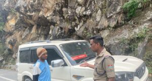 चारधाम यात्रा: यातायात पुलिस ने तेज किया चैकिंग अभियान, काली फिल्म और अवैध बोर्ड लगी स्कॉर्पियो पर हुई कार्रवाई