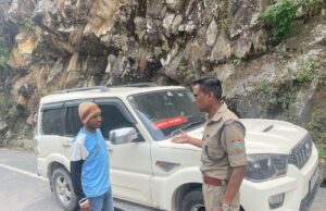 चारधाम यात्रा: यातायात पुलिस ने तेज किया चैकिंग अभियान, काली फिल्म और अवैध बोर्ड लगी स्कॉर्पियो पर हुई कार्रवाई